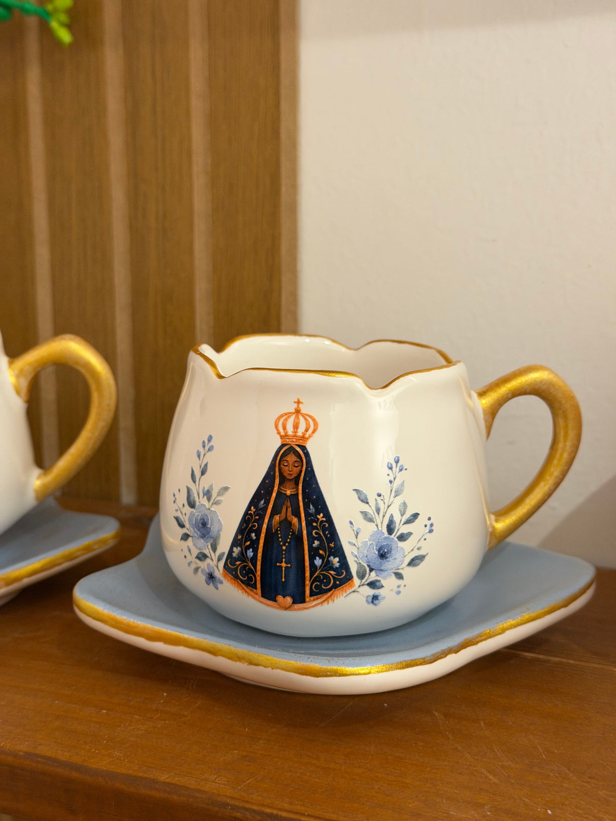 Xícara Nossa Senhora Aparecida de Porcelana Coleção Vó Bina